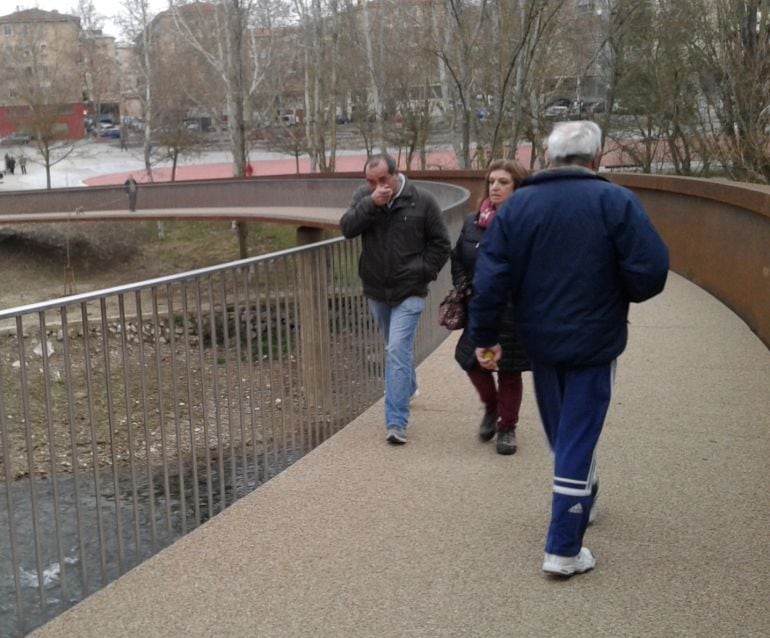 Los primeros peatones circulando por la nueva pasarela de San Jorge