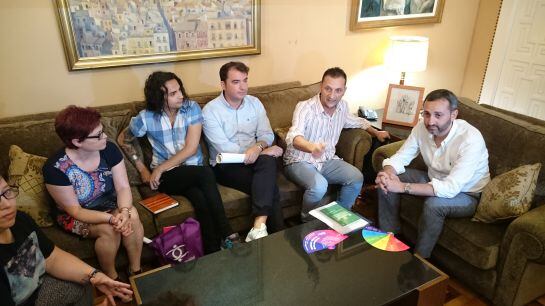 César Sánchez y Juan David Santiago en la reunión previa a la lectura del manifiesto por la celebración de “Orgullo-Alacant 2016”