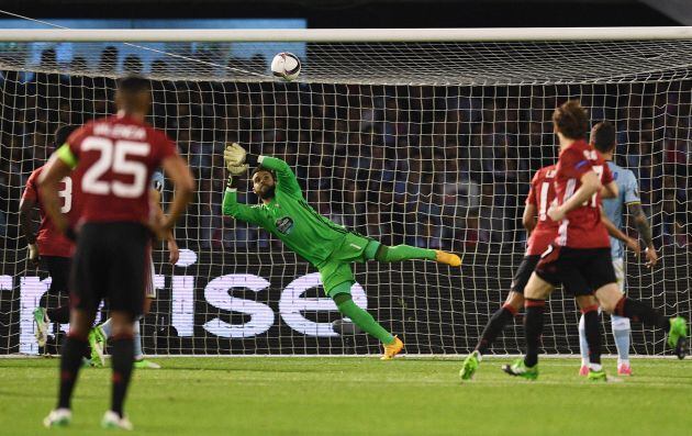 Sergio Álvarez realiza una gran parada ante el United