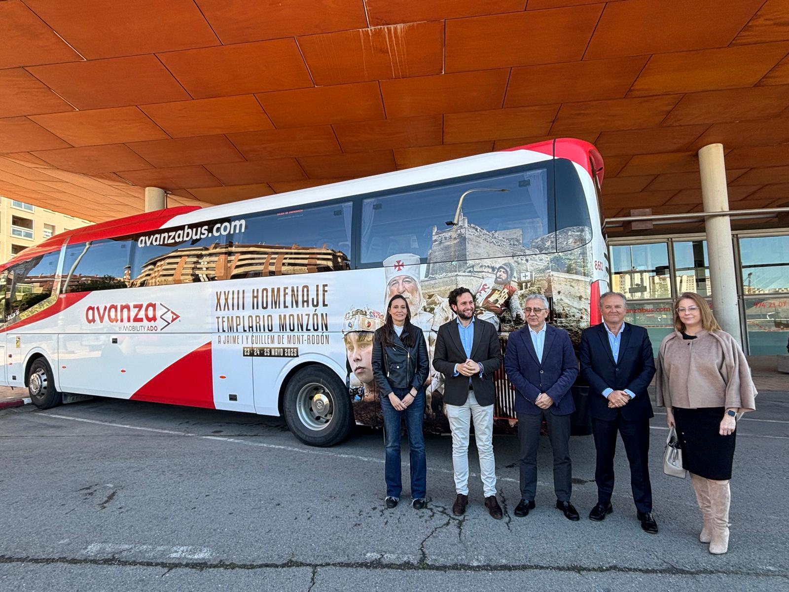 El alcalde de Monzón y la técnico de cultura, junto al director general de Turismo del GA y responsables de Avanza ante el Autobús Templario