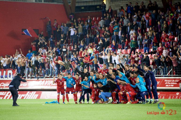 Los jugadores del Numancia celebran la clasificación para los play-off de ascenso.