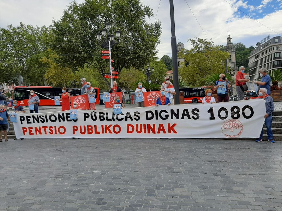 Convocatoria en la plaza del Teatro Arriaga