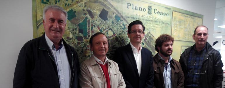 El portavoz del PSOE Nicolás Clavero (2º por la izquierda) y el concejal de Ganemos, Jorge Fernández (2º por la derecha) junto a los contertulios de la Cadena Ser, Rafael Romero, Diego Peris y el director, Félix Amaya