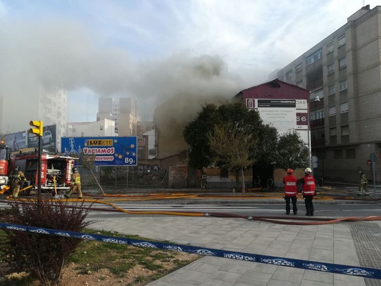 Fuerte humareda en el edificio incendiado en la calle María Callas