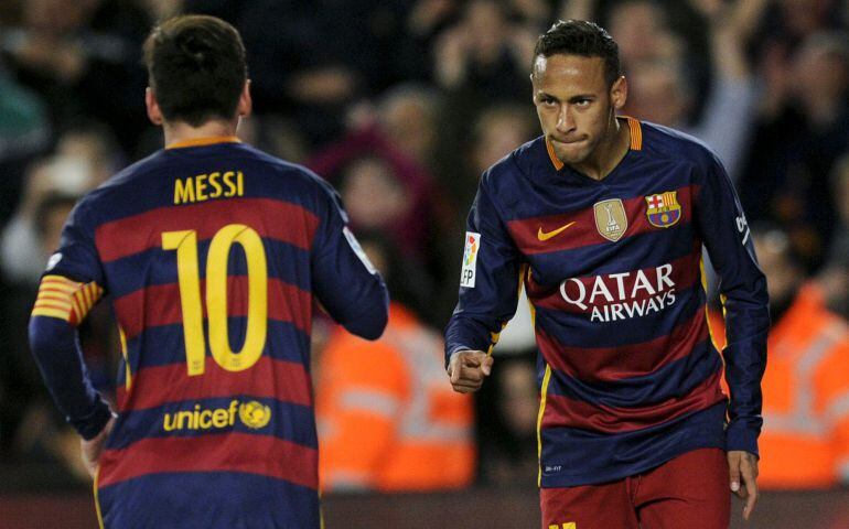 Messi y Neymar se miran en el último partido de 2015    