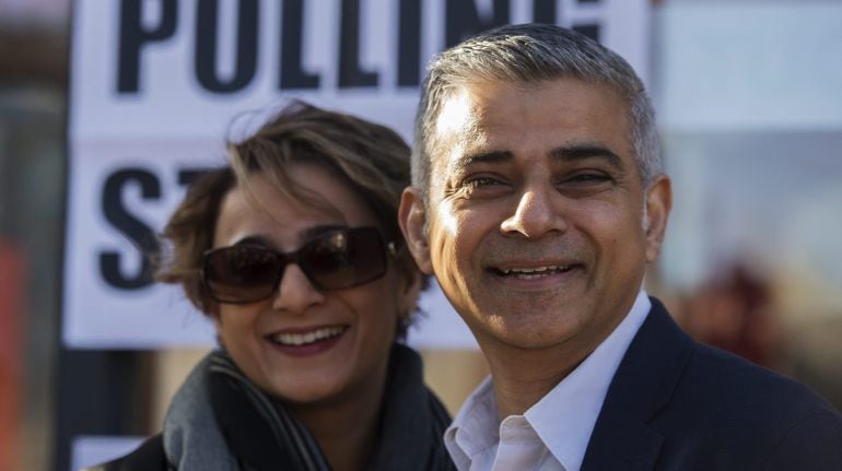 El nuevo alcalde de Londres del partido Laborista Sadiq Khan posa junto a su esposa, Saadiya Khan.