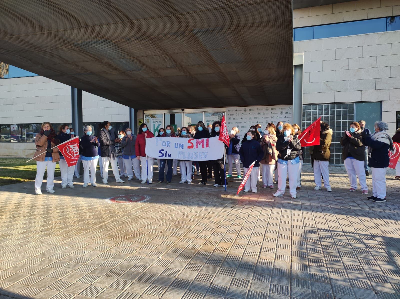 Las trabajadoras del servicio de limpieza del Hospital Reina Sofía de Córdoba se concentran para pedir la firma de un convenio digno para el sector