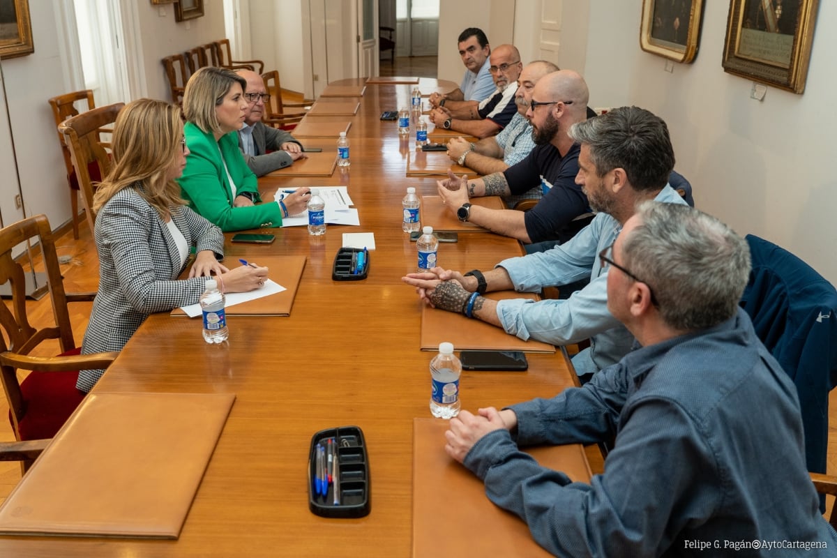 Reunion de Noelia Arroyo, Ana Belén Castejón y Manuel Padín, con miembros del comité de empresa de Sabic