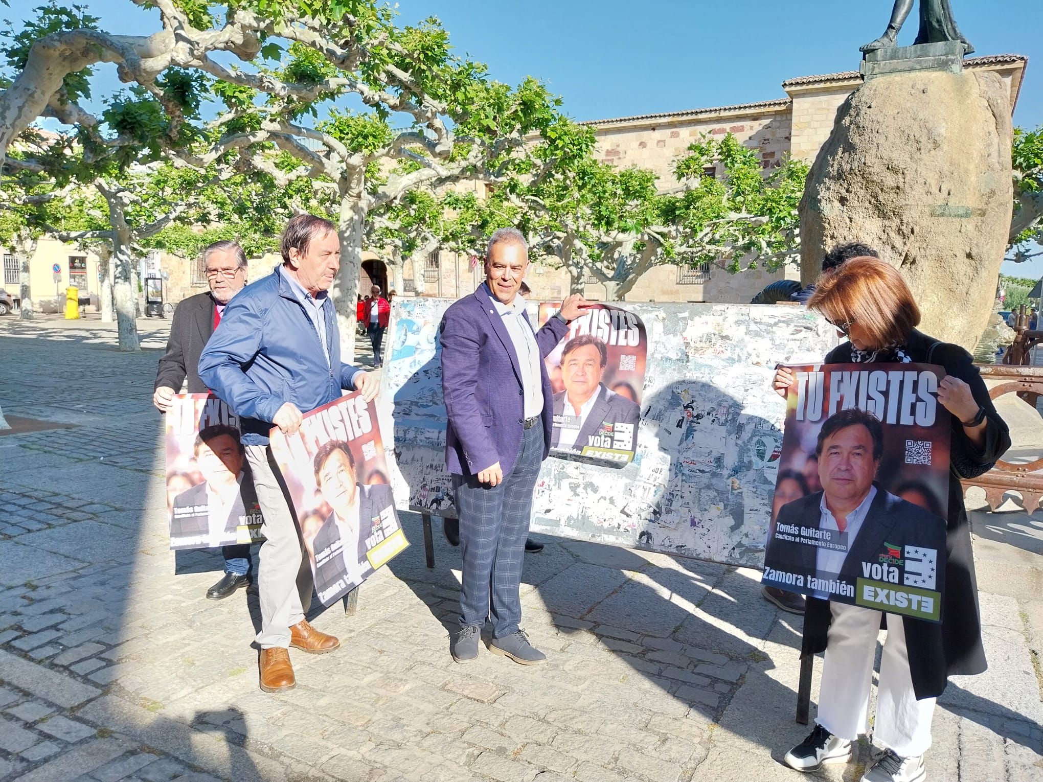 El candidato de Existe, Enrique Díaz, en la pegada de carteles