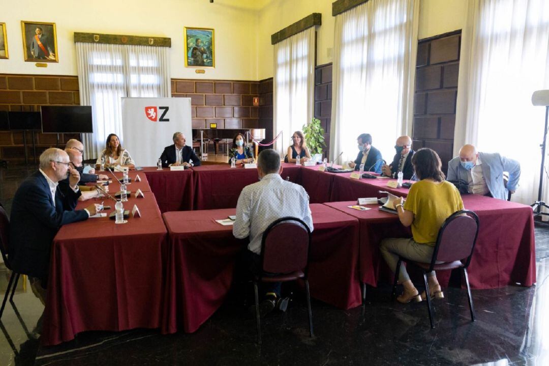 Reunión con los agentes sociales para presentar el programa de microcréditos