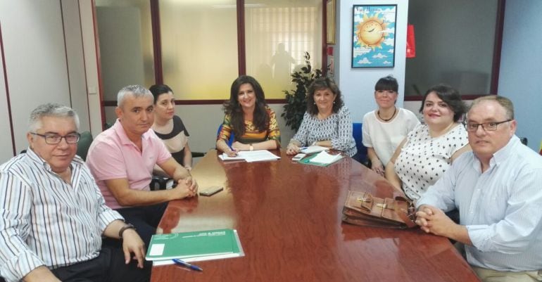 La delegada de Educación, Yolanda Caballero, con representantes de la asociación &#039;Abriendo camino&#039;.