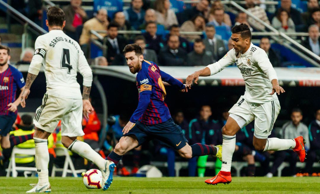 Ramos, Messi y Casemiro, en un Clásico entre el Barcelona y el Real Madrid.