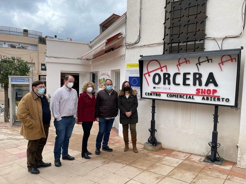 La subdelegada del gobierno, Catalina Madueño, y el alcalde de Orcera, Juan Francisco Fernández (primera y segundo por la dcha), acompañado de diferentes autoridades en la localidad.