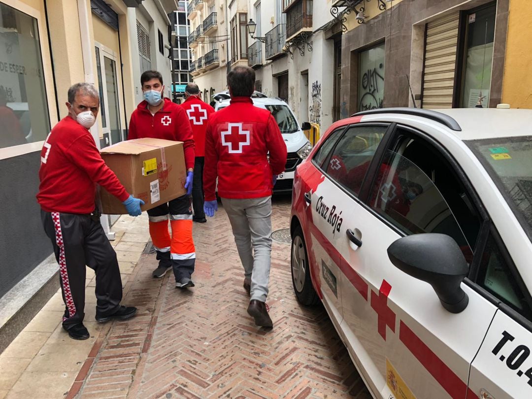 Voluntarios de Cruz Roja en Gandia