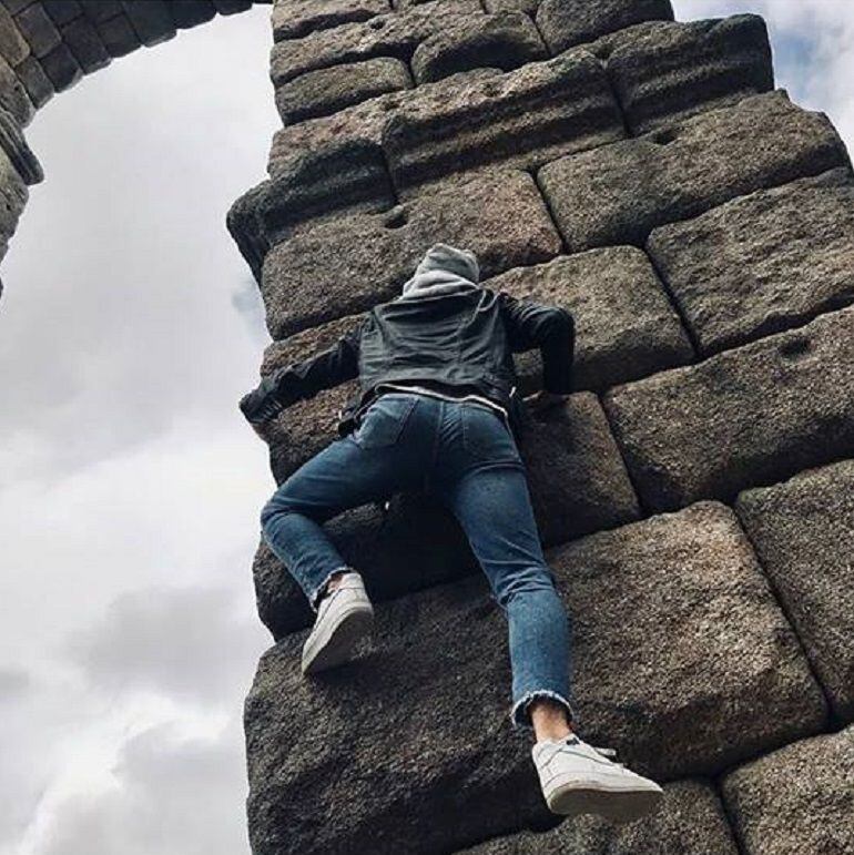 Joven subiendo a uno de los actos del Acueducto