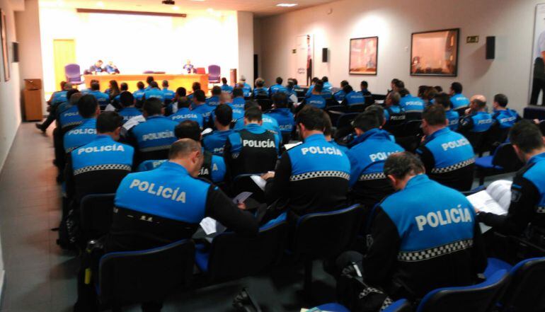 Los policías consiguieron salvar la vida del anciano que fue trasladado a un hospital
