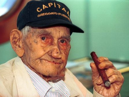 Gregorio Fuentes, el lanzaroteño fumando un puro en La Habana durante una ceremonia en su honor al cumplir 104 años