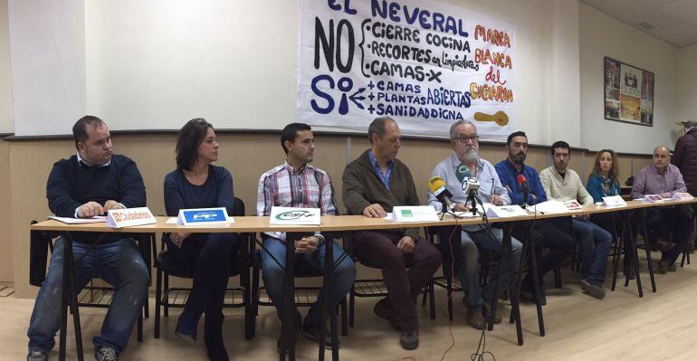 Representantes de la plataforma 'Marea del Cucharón' y del resto de partidos políticos integrados en el colectivo.