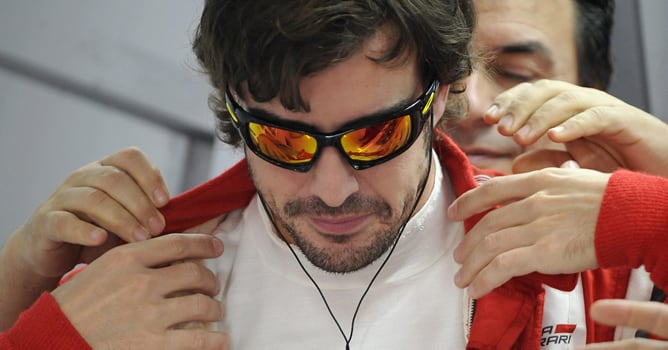 El piloto español de Fórmula Uno Fernando Alonso, de Ferrari, se prepara antes del comienzo de la tercera sesión de entrenamientos en el circuito de Buddh en Nueva Delhi (India) hoy, sábado, 29 de octubre de 2011