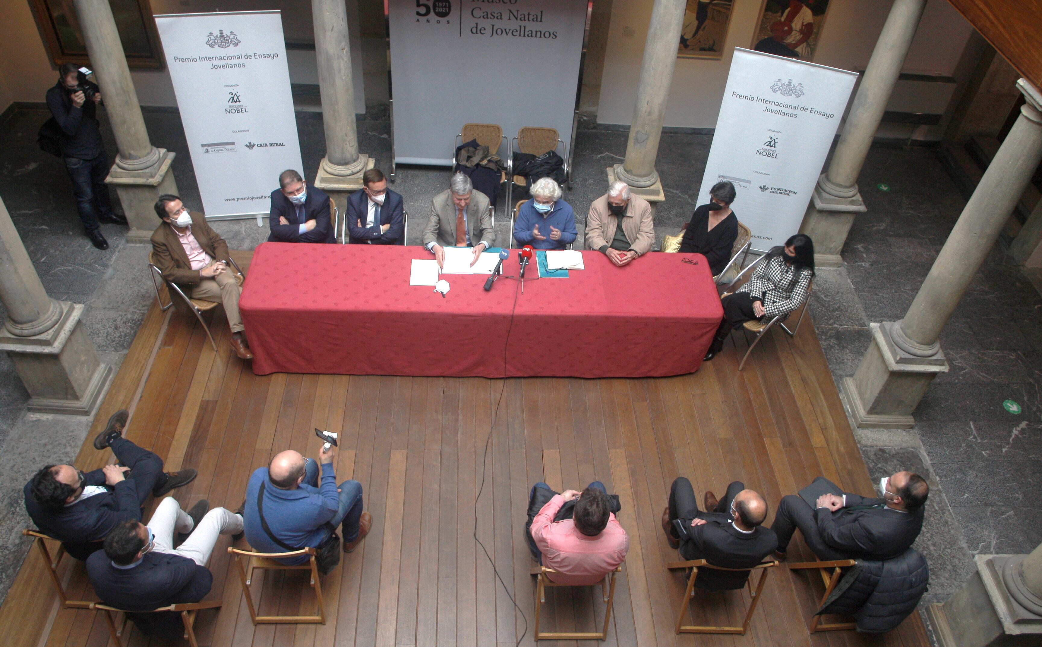 GIJÓN (ASTURIAS) 17/03/202..-El jurado del Premio Internacional de Ensayo Jovellanos da a conocer la obra ganadora de la edición de este año, &quot;El bucle invisible&quot;, de Remedios Zafra. EFE/Juan González.
