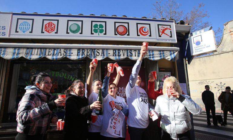 Alegría a las puertas de la Administración que ha distribuido el premio