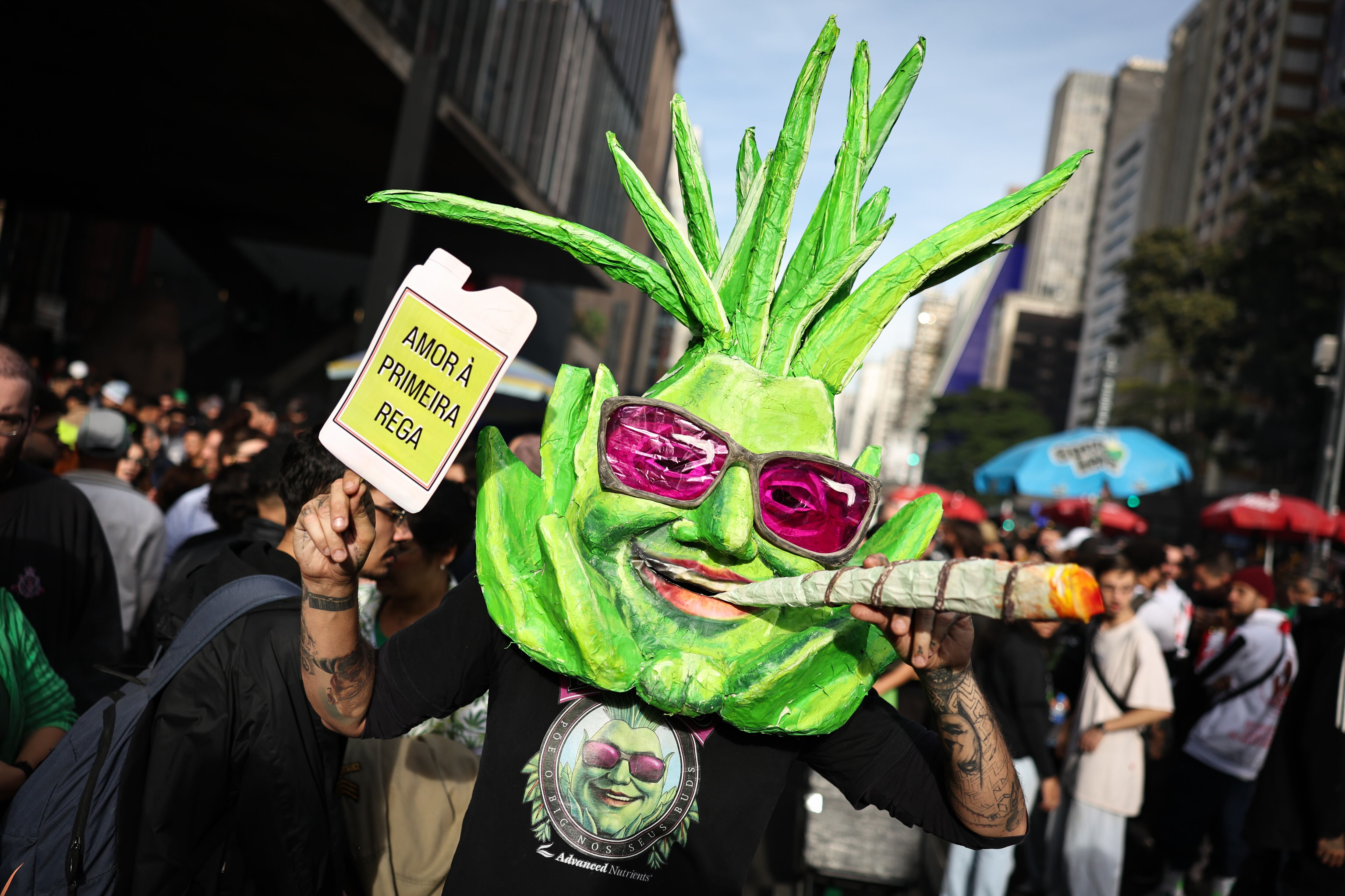 Personas participan durante la Marcha de la Marihuana 2025 en São Paulo (Brasil).
