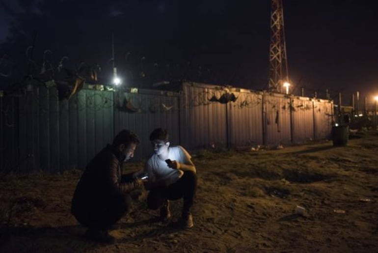 Refugiados frente a uno de los centros en la frontera entre Serbia y Hungría