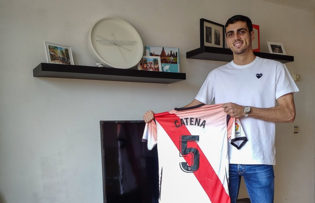 El futbolista Alejandro Catena padrino de la campaña a favor de Cruz Roja Móstoles