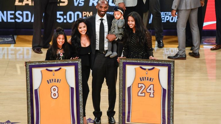 Título:  El acto en el que Kobe posa con sus dos camisetas retiradas
 