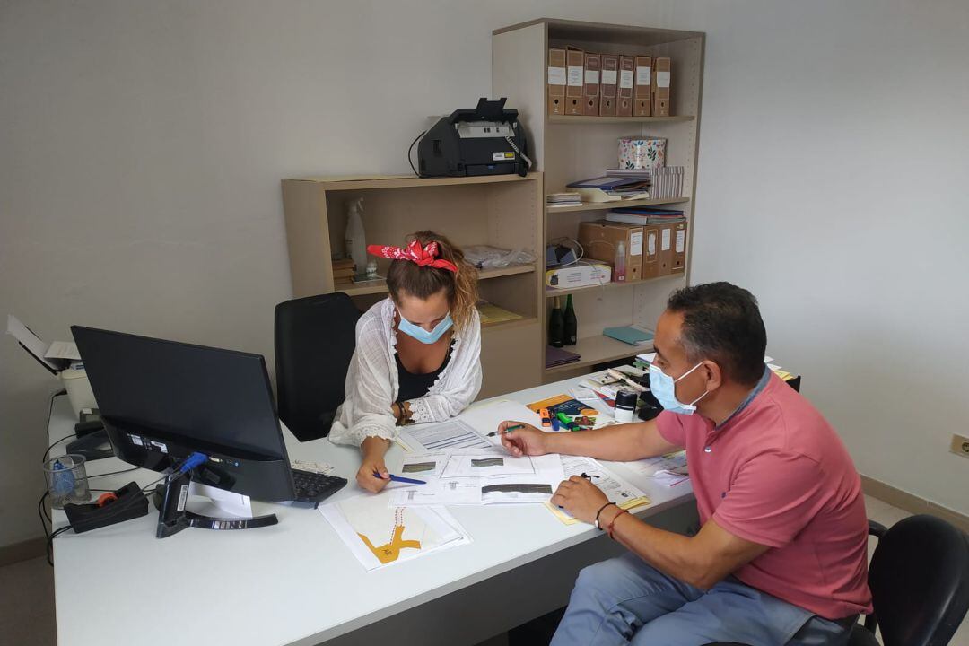 Los concejales de CC en Haría Chaxiraxi Niz y Víctor Robayna.