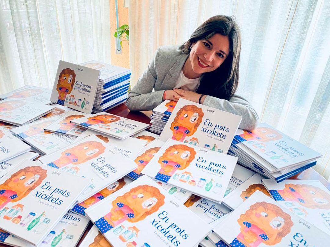 Laura Gisbert amb un grapat d'exemplars del seu primer llibre