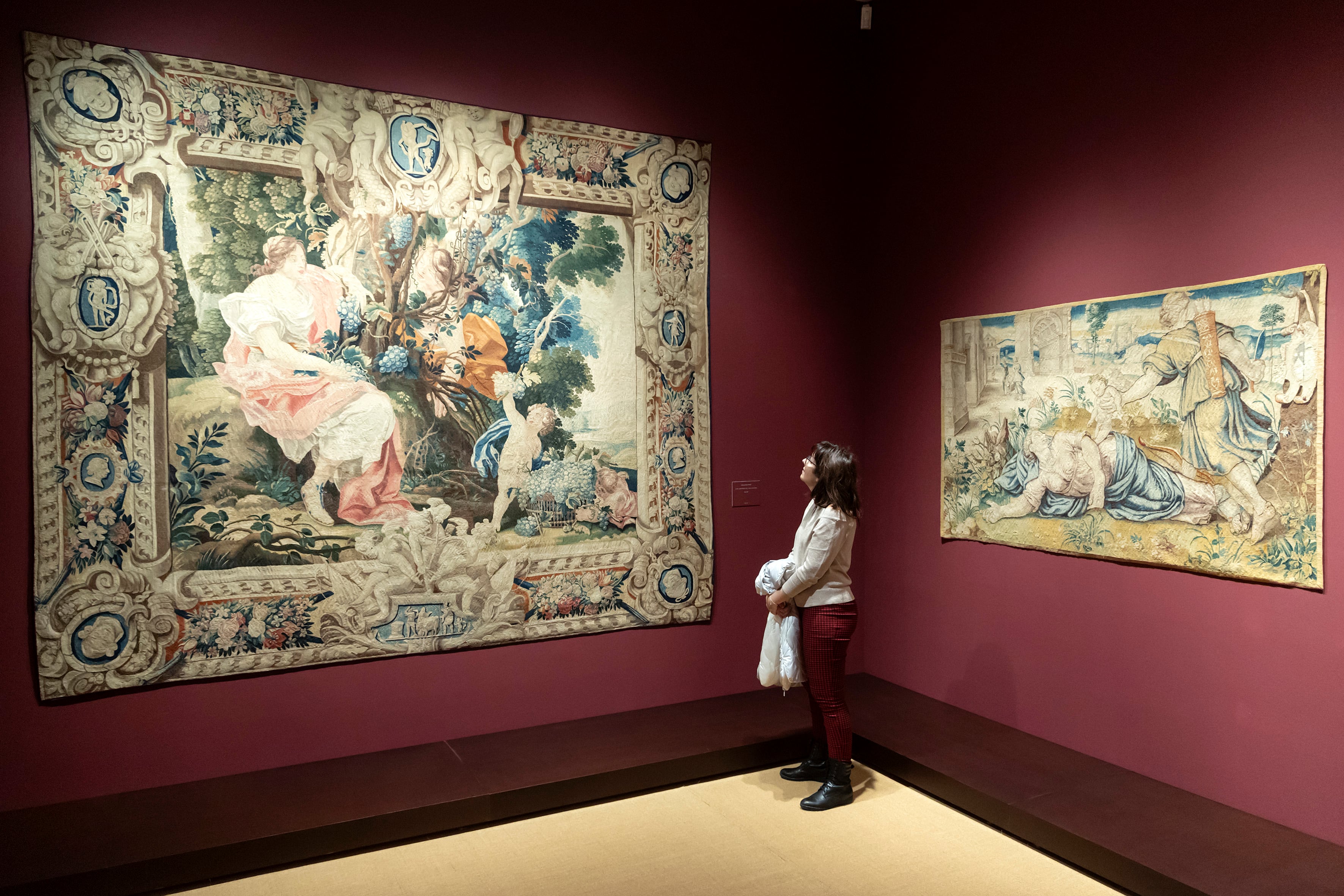 MÁLAGA, 01/02/2024.- Una persona observa la obra "Los amores de los dioses" procedente de un taller parisino, durante la inauguración de la exposición 'Vino. Arte y símbolo" en el Centro Cultural Fundación Unicaja de Málaga. EFE/Daniel Pérez