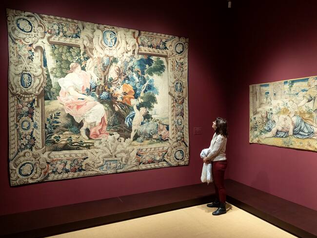 MÁLAGA, 01/02/2024.- Una persona observa la obra "Los amores de los dioses" procedente de un taller parisino, durante la inauguración de la exposición 'Vino. Arte y símbolo" en el Centro Cultural Fundación Unicaja de Málaga. EFE/Daniel Pérez