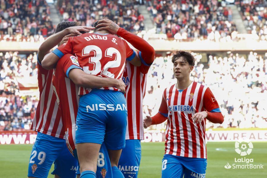 Los jugadores del Sporting celebran el gol de Diego Sánchez al Granada.