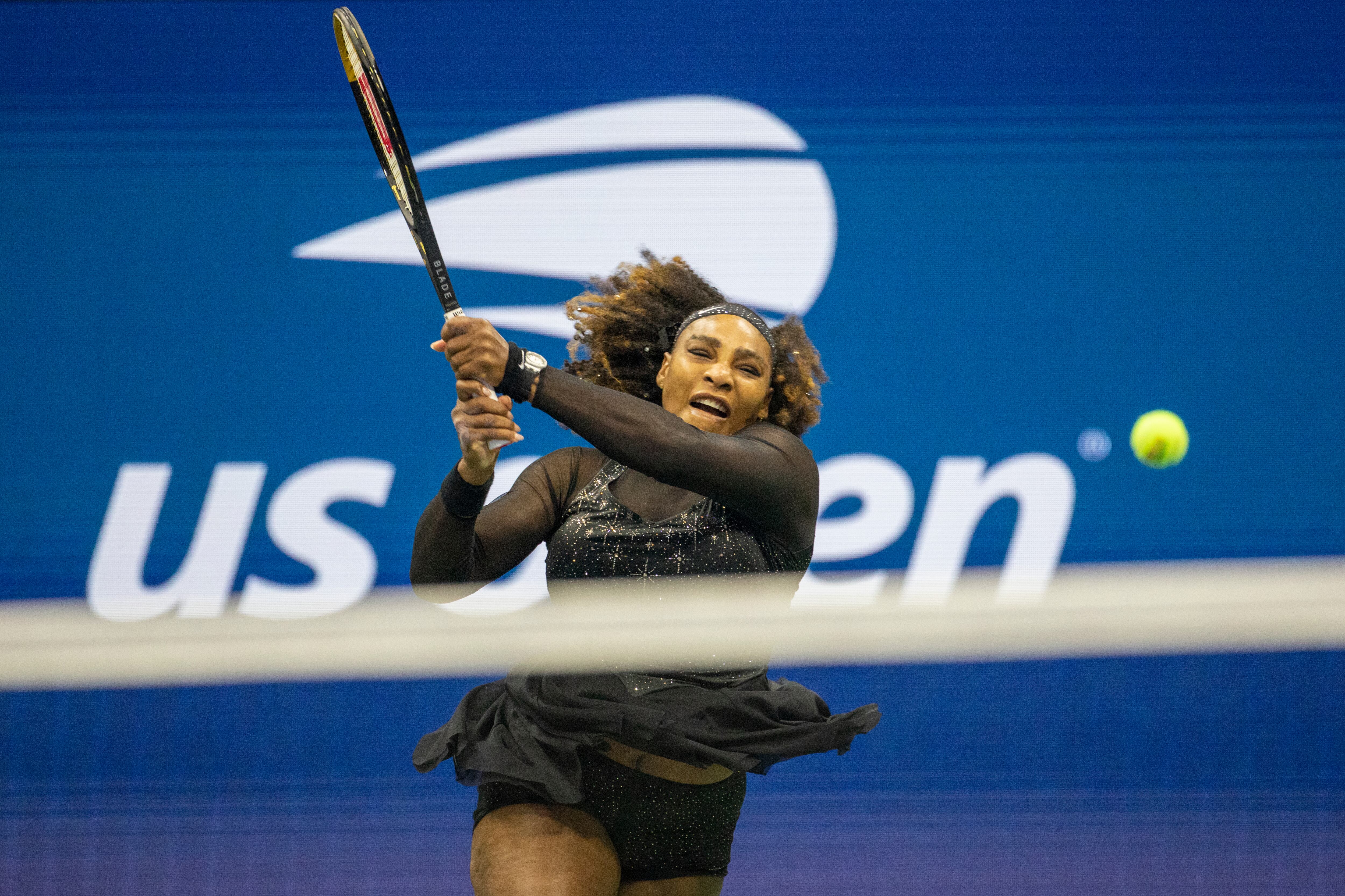 Serena Williams devuelve una pelota durante un partido en el US Open