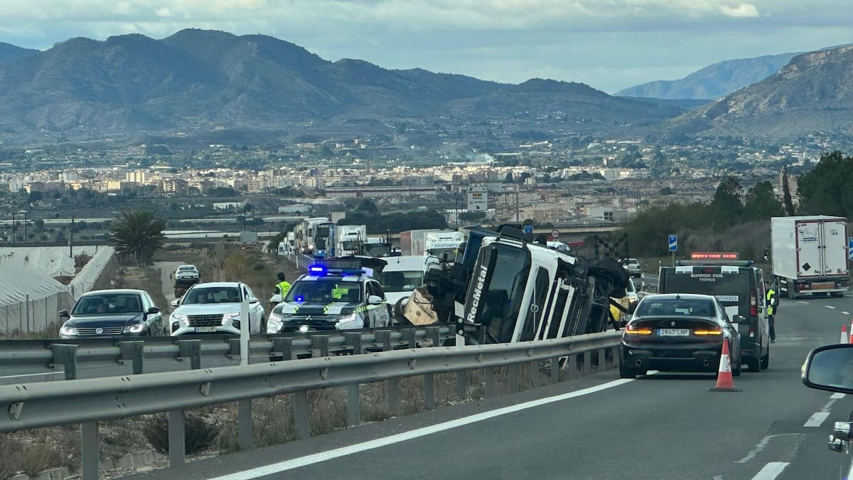 Vuelca un camión en la A-31 a la altura de Monforte del Cid sin causar heridos
