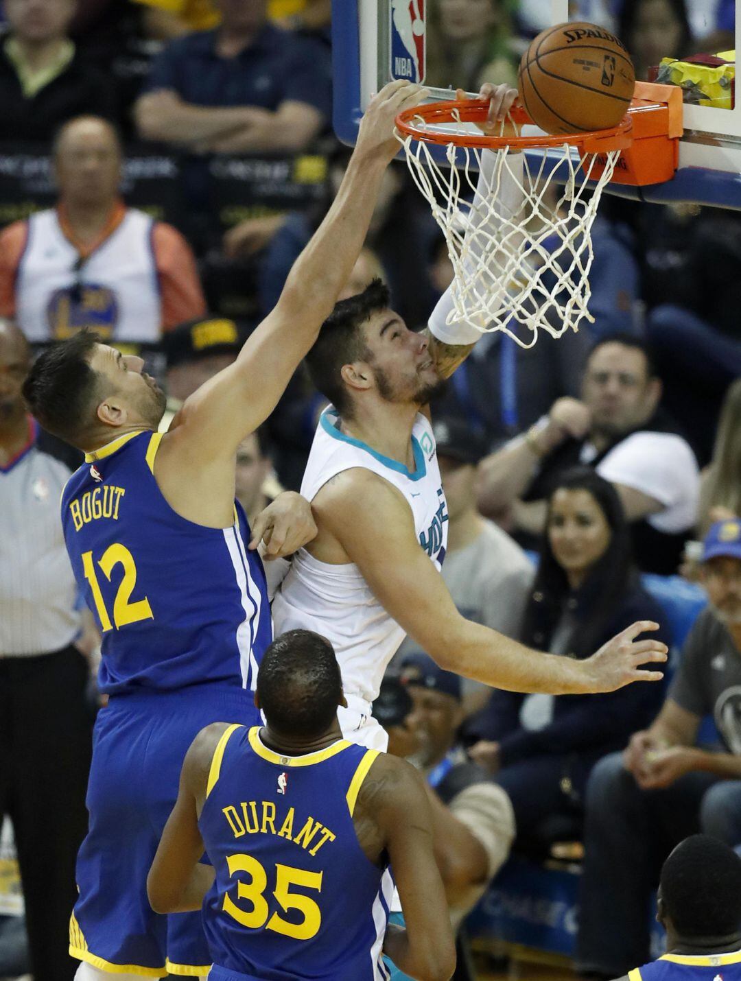 Willy Hernangomez intenta anotar ante la presencia de Andrew Bogut