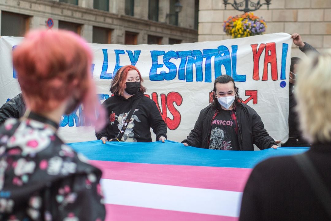 Marcha de defensores de la ley trans en Barcelona.