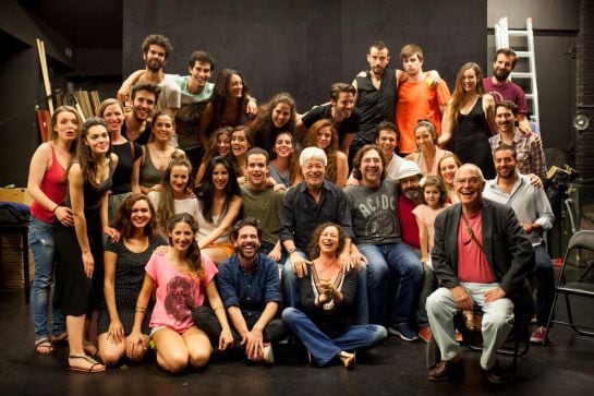 Los actores de &#039;Hijos de Shakespeare&#039; junto a Juan Carlos Corazza (profesor) y Javier Bardem