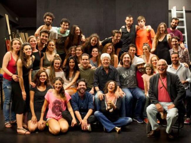 Los actores de 'Hijos de Shakespeare' junto a Juan Carlos Corazza (profesor) y Javier Bardem