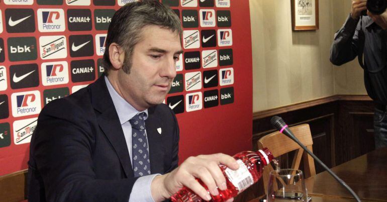 GRA153. BILBAO, 04/02/2015.- El presidente del Athletic Club, Josu Urrutia, ofrece una rueda de prensa en la que repasa los asuntos de actualidad en el club bilbaíno, en la que ha comentado que Asier Illarramendi &quot;no se le ha escapado al Athletic&quot; en el mercado de invierno, sino que &quot;sigue en su club&quot;, el Real Madrid, &quot;porque el entrenador ya ha dicho que cuenta con el jugador&quot;. EFE/Alfredo Aldai