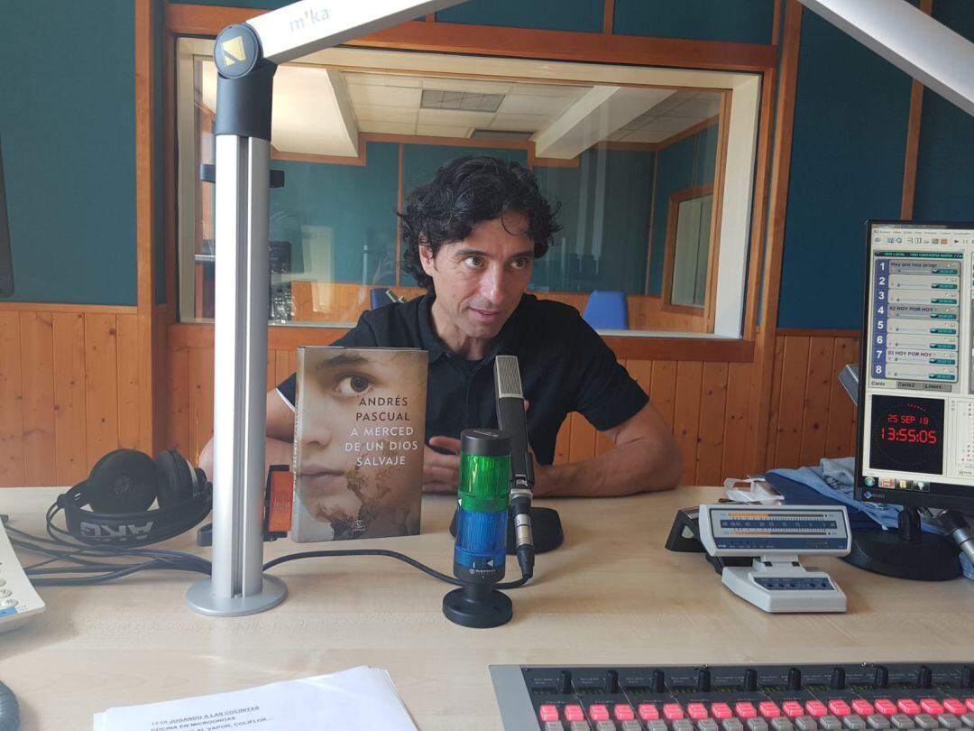 El escritor Andrés Pascual en el estudio de Hoy por Hoy Cantabria.