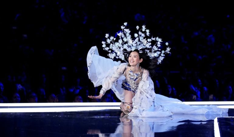 La modelo Ming Xi cae durante el desfile.