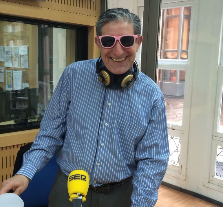 Esteban Egea, ex consejero de Cultura, se prueba las gafas de 'color rosa' del programa.