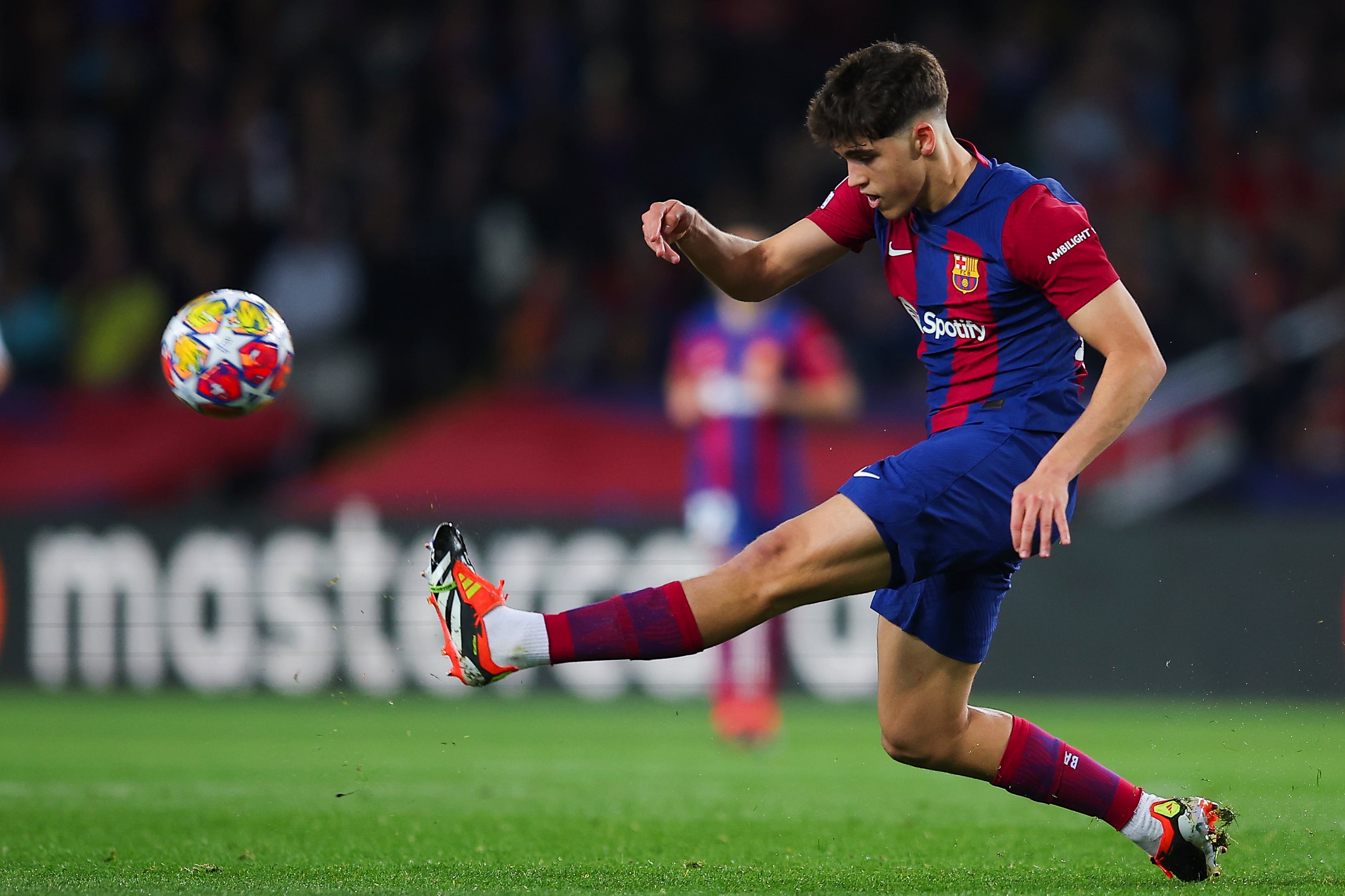 Pau Cubarsí despeja un balón en el duelo entre el Barcelona y el Nápoles