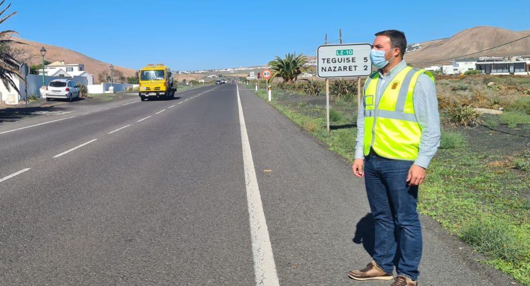 El consejero de Obras Públicas del Cabildo de Lanzarote, Jacobo Medina, en la carretera LZ-10.