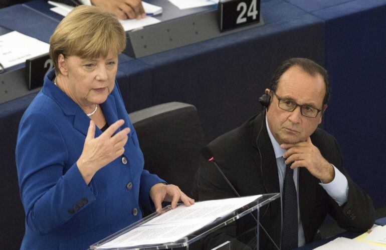 El presidente francés, François Hollande, escucha a la canciller alemana Angela Merkel, durante el pleno del Parlamento Europeo.