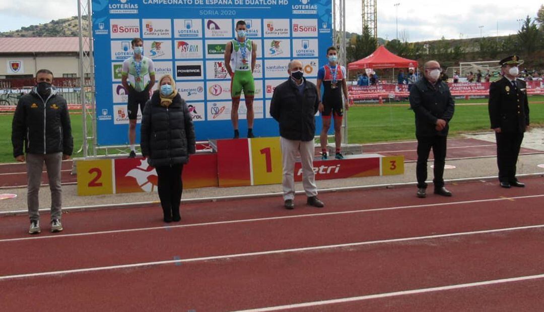 Podio masculino absoluto, con Alfonso Izquierdo en el tercer cajón.