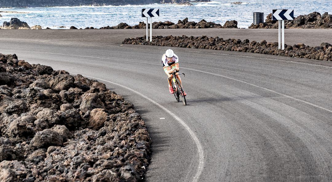 Uno de los participantes en el Ironman Lanzarote en las inmediaciones de Los Hervideros.