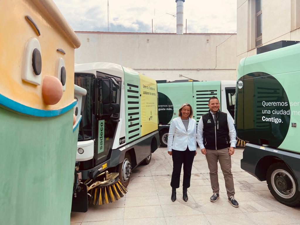 La presidenta de SADECO, Isabel Albás, junto al gerente de la empresa municipal, Francisco Ruiz, presentan la nueva rotulación de los vehículos de limpieza (Imagen de archivo)